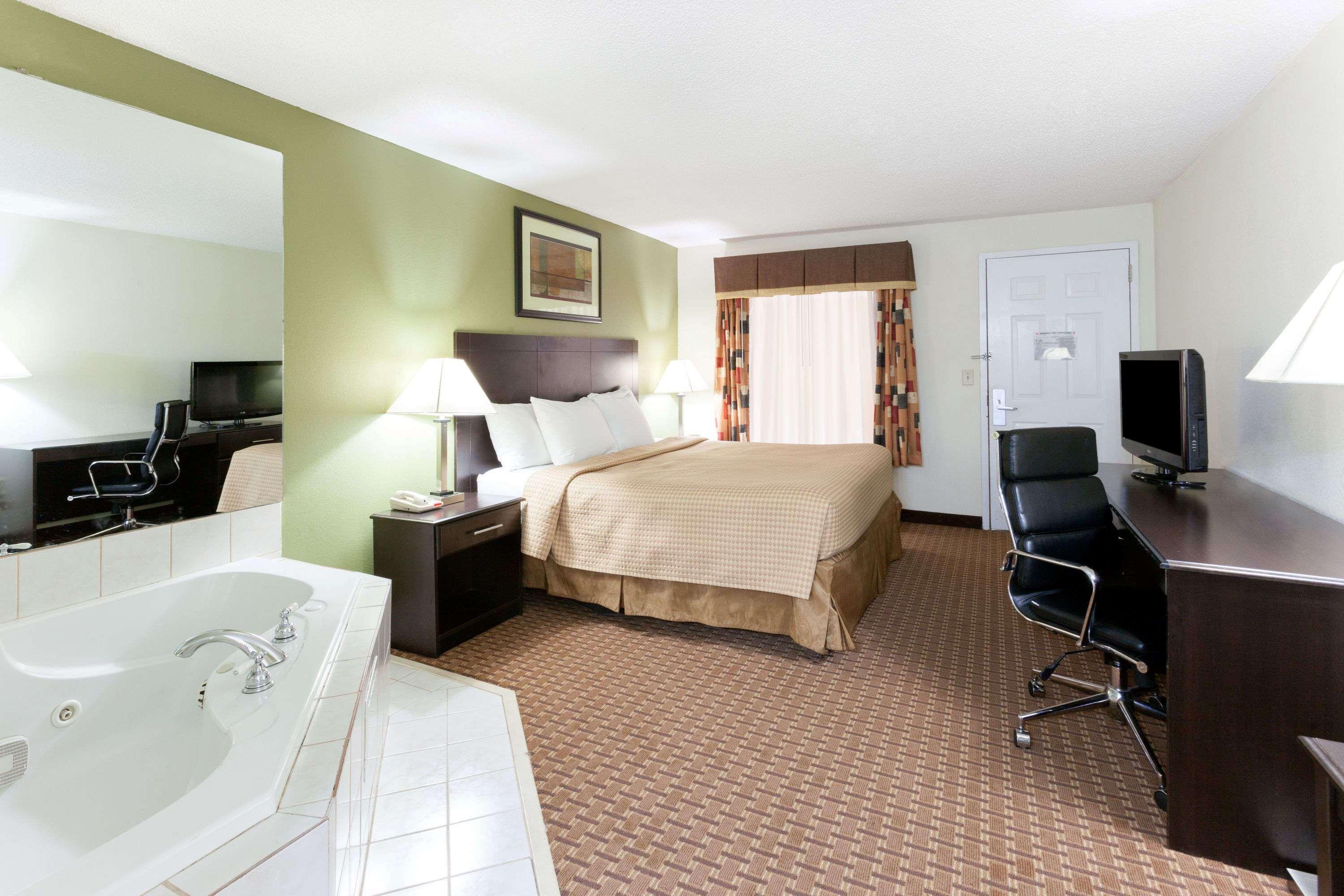 Super 8 By Wyndham Decatur/Dntn/Atlanta Area Hotel Exterior photo