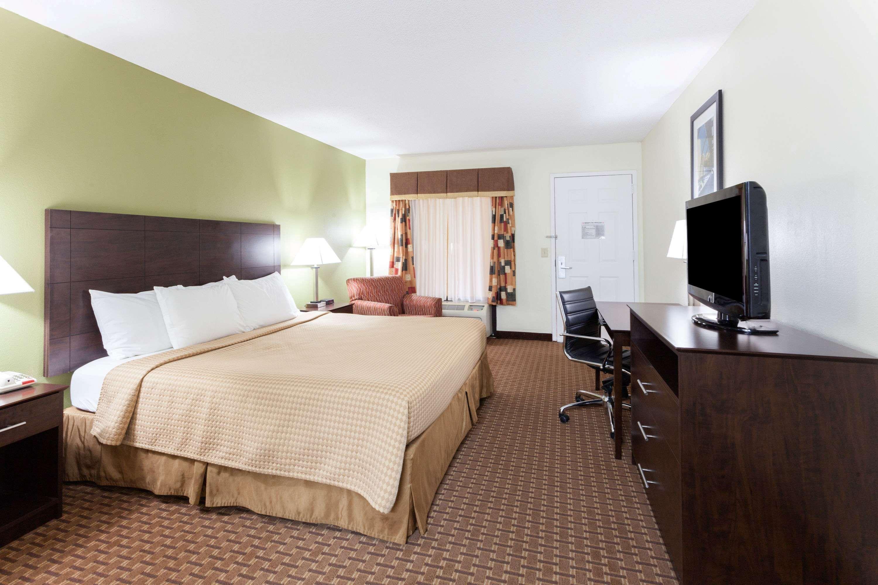 Super 8 By Wyndham Decatur/Dntn/Atlanta Area Hotel Exterior photo